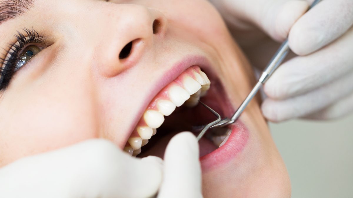 Frau bei der Zahnbehandlung