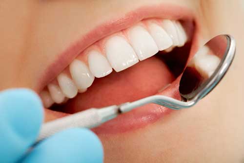 Ein Bild eines Mundes mit schönen Zähnen
